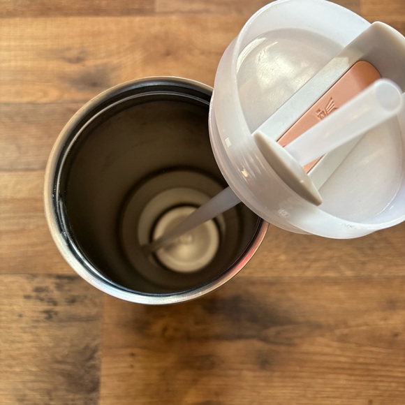 Stanley Cream Travel Tumbler with Handle - Picture 4 of 5